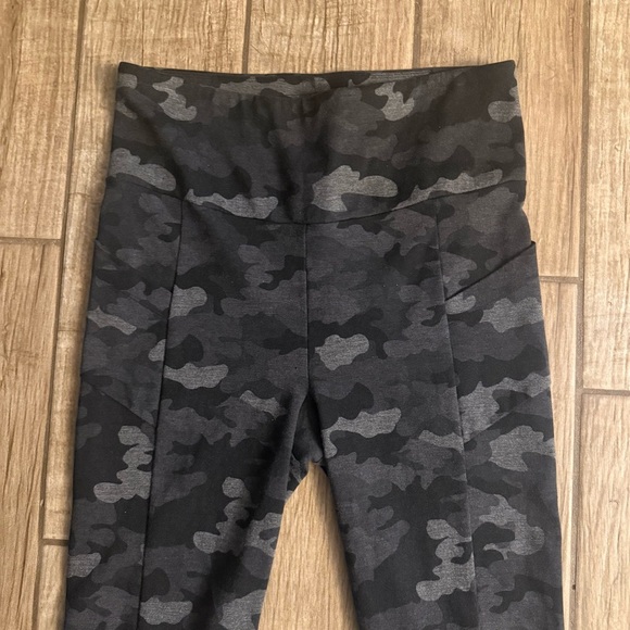 CAbi 3931 ATC Camo Leggings Size Medium - Picture 4 of 8